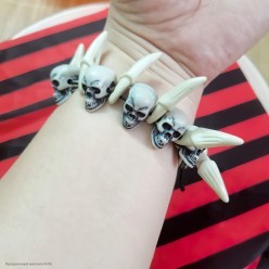 Браслет "Клыки с черепами" (пластик)