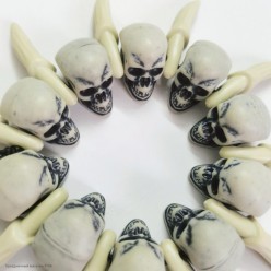 Браслет "Клыки с черепами" (пластик)
