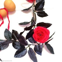 Гирлянда-лиана Розы красные, листья чёрные 172 см