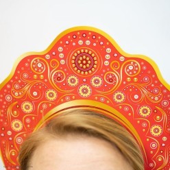 Кокошник картонный Красный 24,7см