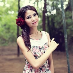 Зажим для волос/брошь "Роза" бордо 10 см