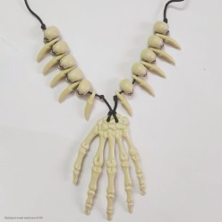 Ожерелье "Рука скелета с клыками и черепами"